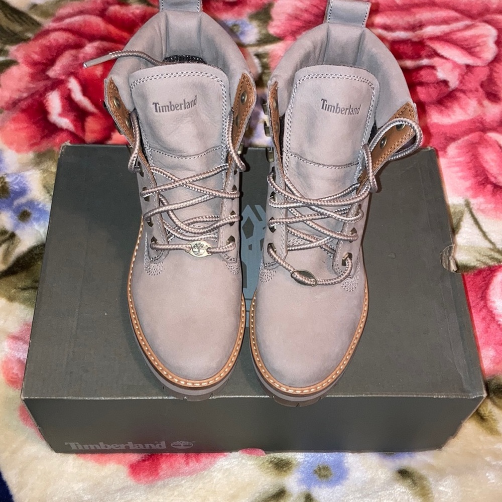 Timberland Women's Courmayeur Valley
6-inch Boots size 5.5
